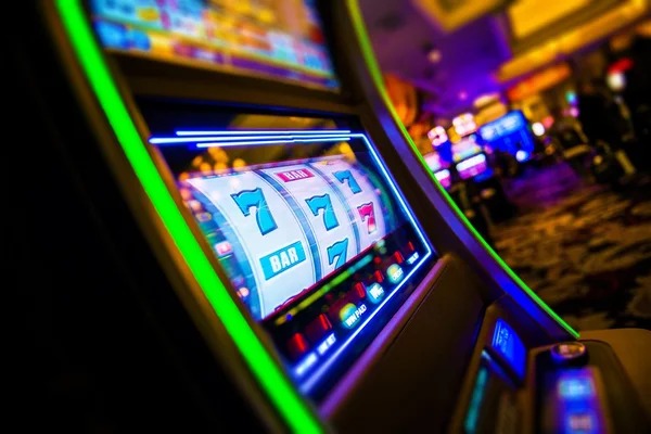 top111 platform interface showing sports betting, live-dealer tables, and slot games